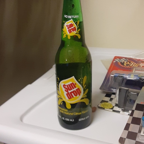 Dale Earnhardt Sr. Ltd Edition SUNDROP Unopened Bottle - Picture 2 of 3